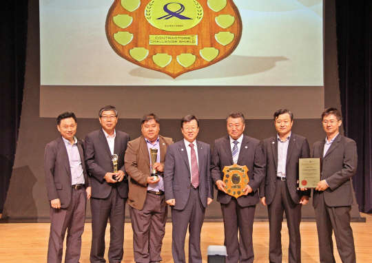 GS건설은 지난 15일(현지시간) 싱가포르 육상교통청(LTA)이 주관하는 '2015년 안전경진대회(ASAC)'에서 도심지하철 3단계 'C925' 현장이 최고상인 대상(Champion)을 수상했다고 17일 밝혔다. 김호태 GS건설 상무(왼쪽부터), 고병우 인프라수행본부장, 박종연 과장, 오두환 인프라부문 대표, 오세호 현장소장, 곽동훈 상무, 김범종 부장이 수상 후 기념촬영을 하고 있다.  GS건설 제공